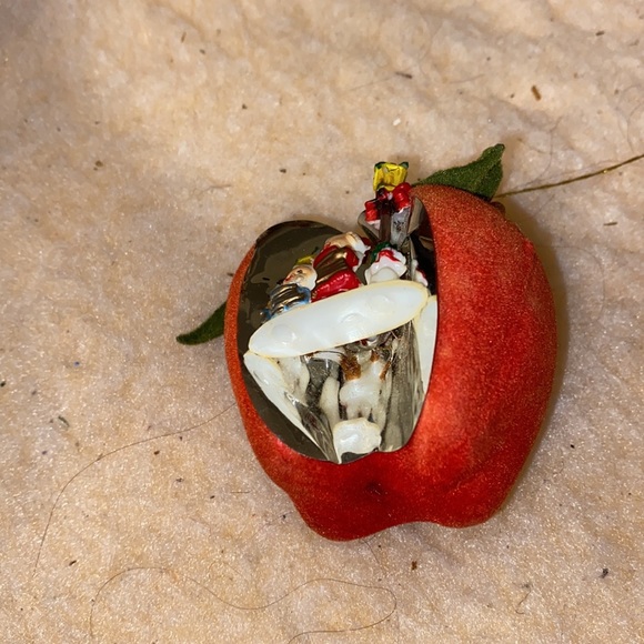 Vintage velvet apple ornament with carolers. From 50/60’s era - Picture 5 of 9